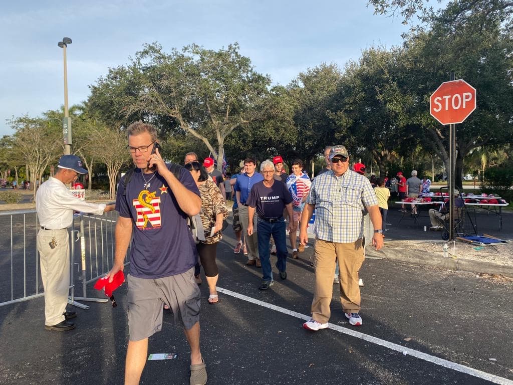 Desde la madrugada ya se registraban personas acampando en las afueras del lugar, en lo que se espera sea un evento sin precedentes, por la asistencia masiva del público.