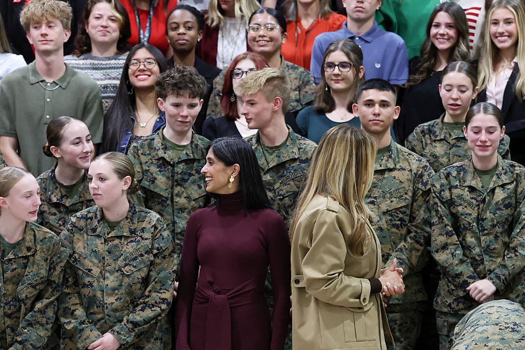 Mientras esperaban a que todos estuvieran listos para una foto, ambas platicaron con 
<b>los estudiantes de Lejeune High School.</b> En un encuentro, poco antes, estuvieron conversando con la primera y la segunda dama de los Estados Unidos, sobre redes sociales e Inteligencia Artificial.