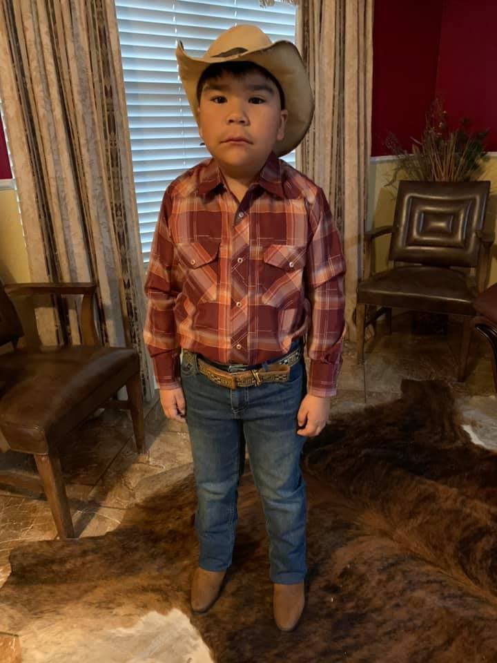 <a href="https://www.facebook.com/profile.php?id=100008261087416&comment_id=Y29tbWVudDozNzM5NTkxODM2MDY5MTY1XzM3Mzk2NjE3NzI3Mjg4Mzg%3D">Maribel Perales:</a> Mi vaquerito precioso.