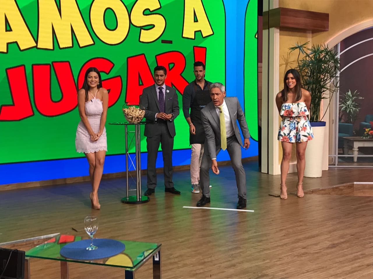 Johnny Lozada quería mostrar su buena puntería frente a sus compañeros.