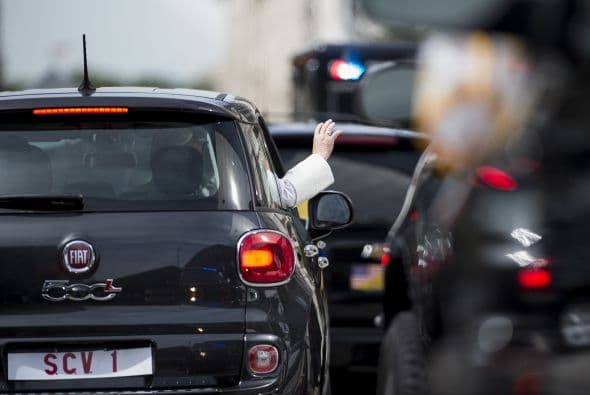 La salida del pontífice de las Caridades Católicas a bordo del pequeño auto italiano.