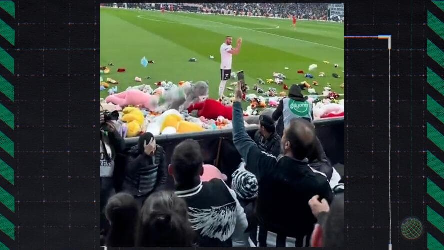 Lluvia de muñecos en juego del Besiktas para niños afectados por terremotos