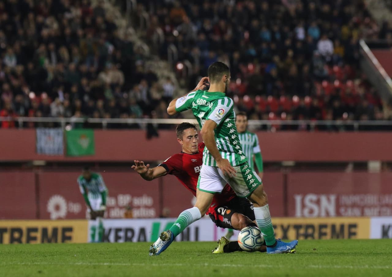 Guardado jugó todo el encuentro y Lainez entró a los 83’. Sánchez (7’) y Fekir (33’) anotaron para Betis. Junior (55’) marcó el descuento.