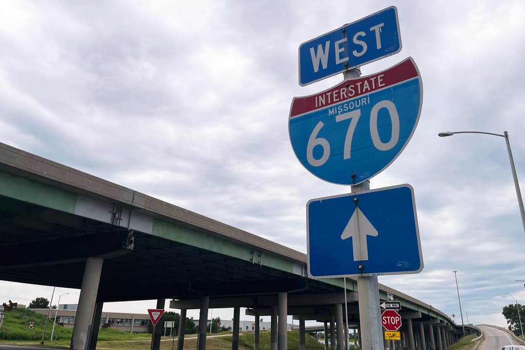 Se observa una señal de la I-670 cerca del lugar de un tiroteo el jueves 18 de junio de 2026 en Kansas City, Misuri. (Foto AP/Heather Hollingsworth)