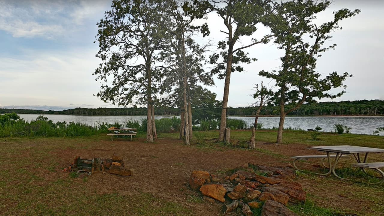 Al Norte de DFW, en el área de Denton está el Parque: Lake Ray Roberts. Un escape a la naturaleza a una hora del Metroplex. En este parque estatal puedes llamar para hacer una reservación si deseas realizar algún tipo de actividades.
<br>