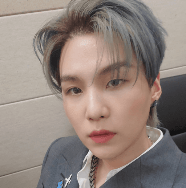 Sólo unos días después, el 12 de diciembre de 2021, el joven presumió una cabellera con un tono opaco.