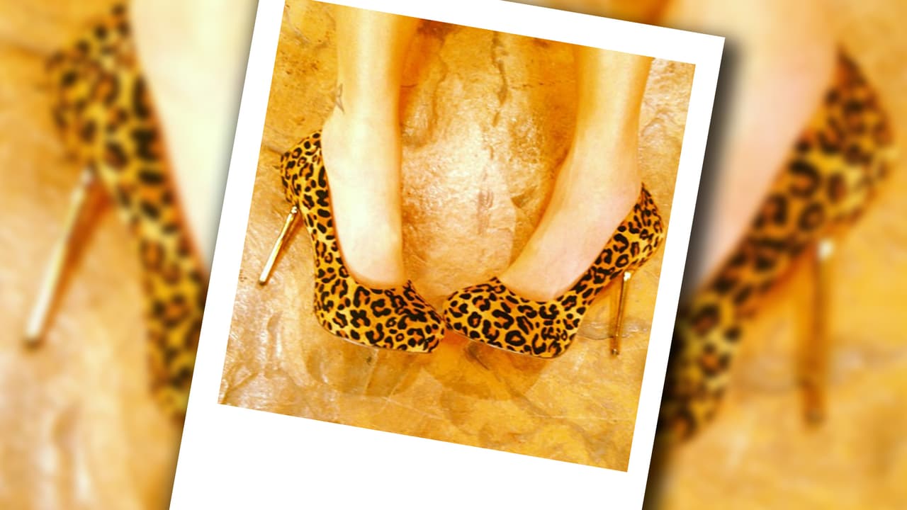 Si llevas zapatos de leopardo recuerda que son el centro de atención y no deben competir con la ropa.