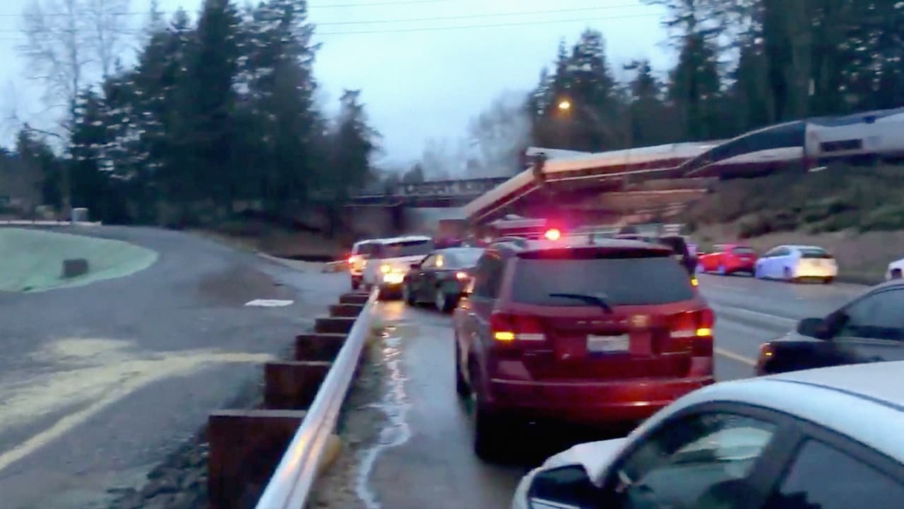 Un tren al sur de Seattle se descarriló y al menos uno de sus vagones cayó a la autopista Interestatal I-5.