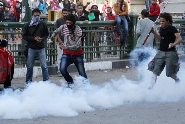 En una de las protestas, los manifestantes se concentraron ante la Universidad Americana de El Cairo y lanzaron piedras contra las fuerzas de seguridad, que respondieron con gases lacrimógenos para obligarles a dirigirse hacia la plaza Tahrir.
