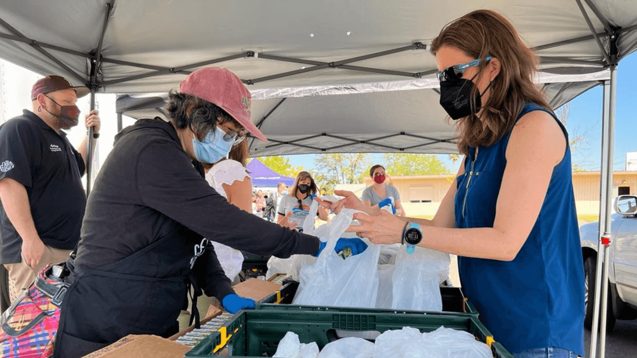Entregan comida gratis a estudiantes durante la huelga de maestros en Sacramento