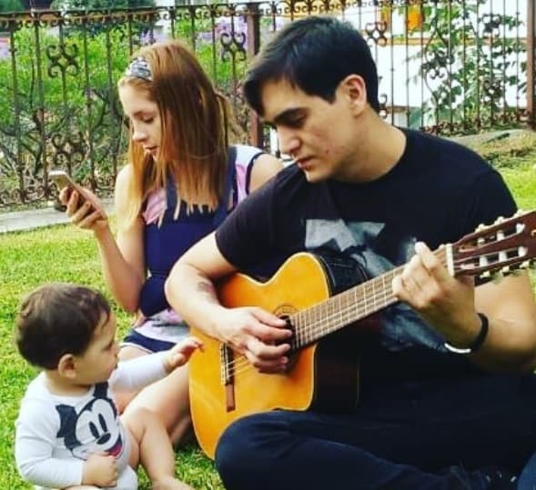 Desde los primeros días de haber nacido su hijo, Julián Figueroa no deja de cantarle y ha sido su inspiración para varias canciones del joven intérprete de regional mexicano.
