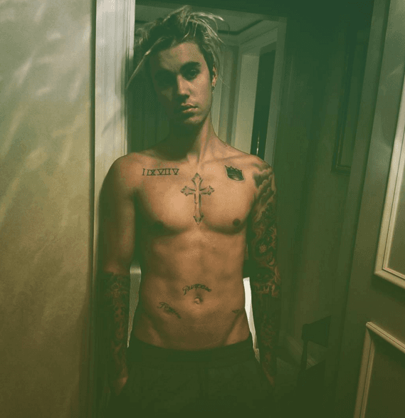 Justin Bieber ya se hizo adicto a mostrar su hot body y eso es algo que sius fanáticas agradecen, ya que ahora compartió esta foto en la que se ve un poquito melancólico.