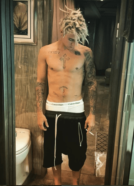 El intérprete de 'Sorry' ha aparecido en repetidas ocasiones mostrando su ardiente figura y un poquito más abajo.