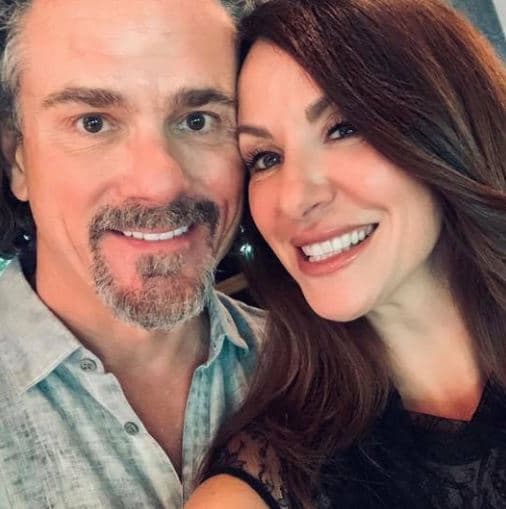 Brian Mark Ellard de 52 años y Ornella Ellard de 45 años fallecieron el domingo cuando la avioneta en que viajaban se estrelló contra un hangar en el aeropuerto de Addison, TX.