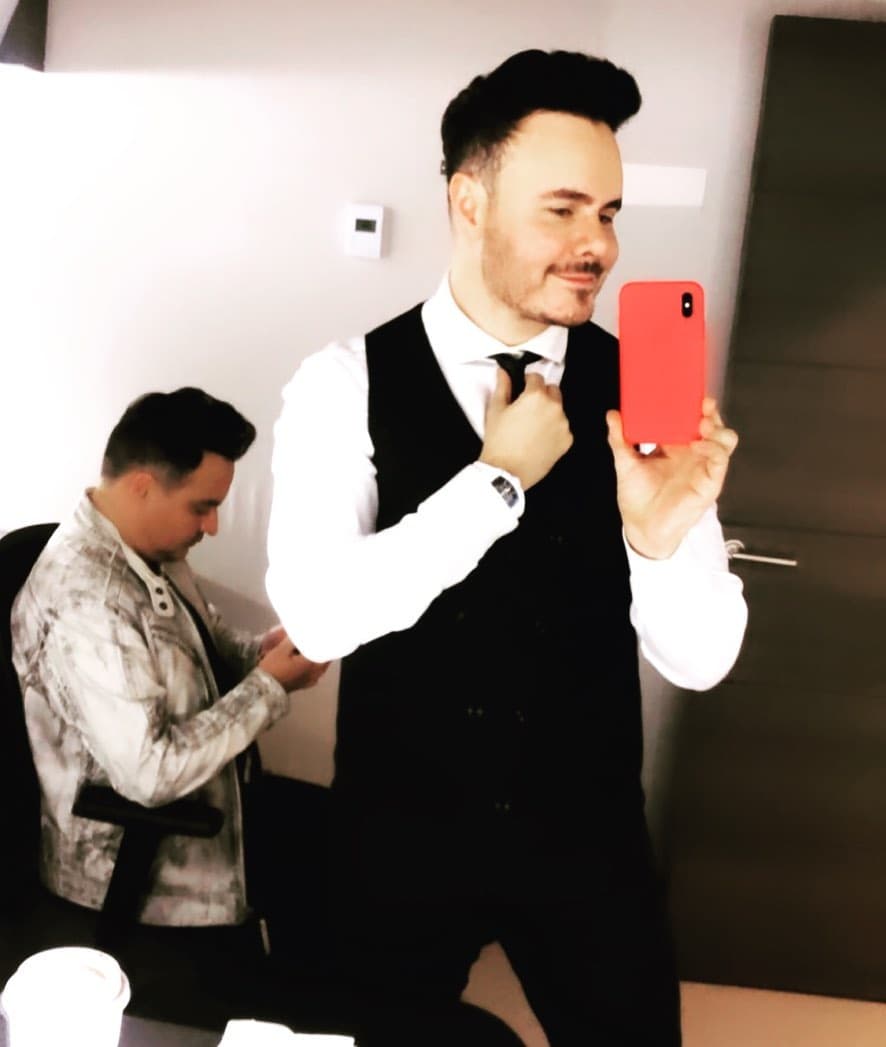 “Ahorita estoy soltero, muy concentrado en Río Roma porque este año vamos a experimentar en varios géneros para el siguiente disco y nada más”, comentó en una entrevista con 
<b><a href="https://www.univision.com/shows/pequenos-gigantes/sherlyn-inspira-canciones-en-su-ex-mientras-ella-se-divierte-con-amigas-fotos">Univision Entretenimiento</a></b> en abril de este año.