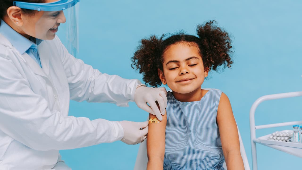 Los datos revisados por la Administración de Alimentos y Medicamentos encontraron que alrededor del 25 % de los niños experimentaron fiebre como efecto secundario de la vacuna Moderna, mientras que los efectos secundarios de la dosis de Pfizer fueron insignificantes.
<br>