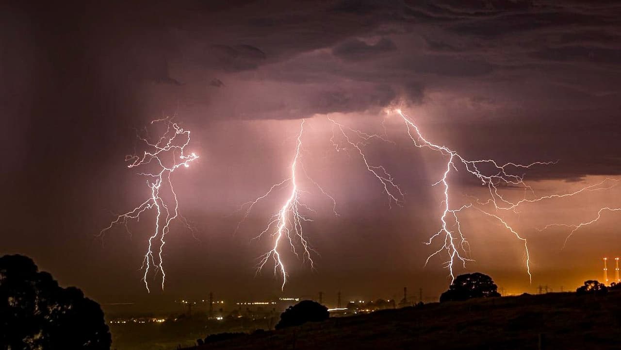 Los relámpagos han ocasionado la rápida propagación de incendios, principalmente en el norte y el este de la Bahía, donde las autoridades ya han ordenado evacuaciones obligatorias de algunos vecindarios.
