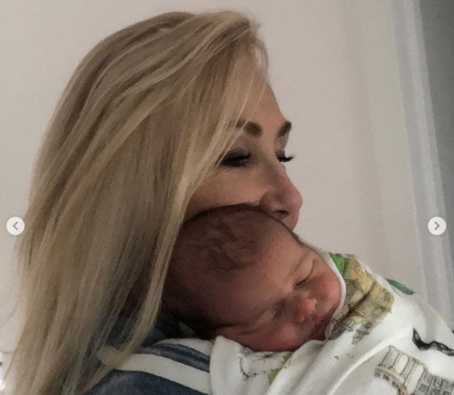 De acuerdo con el
<b><a href="https://www.dailymail.co.uk/tvshowbiz/article-8049479/Brandon-Jenners-mother-Linda-Thomson-shares-look-reveal-newborn-twin-boys.html" target="_blank">Daily Mail</a></b>, Brandon Jenner le organizó un 'baby shower' a su esposa en enero pasado e invitó a sus padres, Linda Thompson y Caitlyn Jenner, quien llegó acompañada de su amiga Sophia Hutchins.
<br>