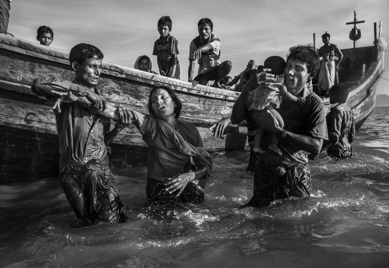 <b>La tragedia humanitaria de los rohingya.</b> El 1 de octubre el fotógrafo canadiense Kevin Fryer hizo esta fotografía para Getty Images, como parte de su cobertura de la ‘limpieza étnica’ de la población musulmana rohingya dirigida por el ejército de Myanmar, lo que obligó a cientos de miles a refugiarse en el país vecino Bangladesh. Una de las historias de violación de derechos humanos más relevantes del último año 
<a href="https://www.univision.com/noticias/derechos-humanos/el-pueblo-que-se-salva-de-la-tortura-y-la-muerte-del-otro-lado-de-la-frontera-fotos-fotos">que también se pudo ver en Univision Noticias.</a>