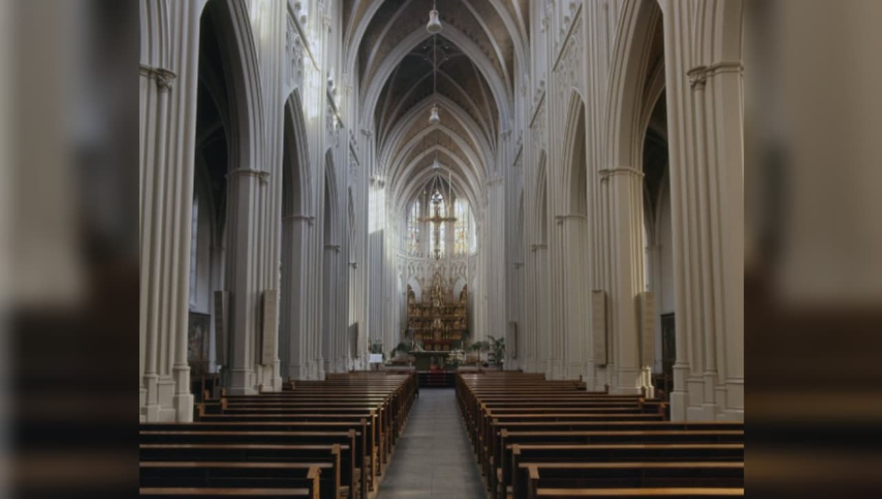 Si estas paredes hablaran, darían testimonios que indignarían a feligreses que no creen en que el templo sea un lugar apropiado para sostener relaciones sexuales.