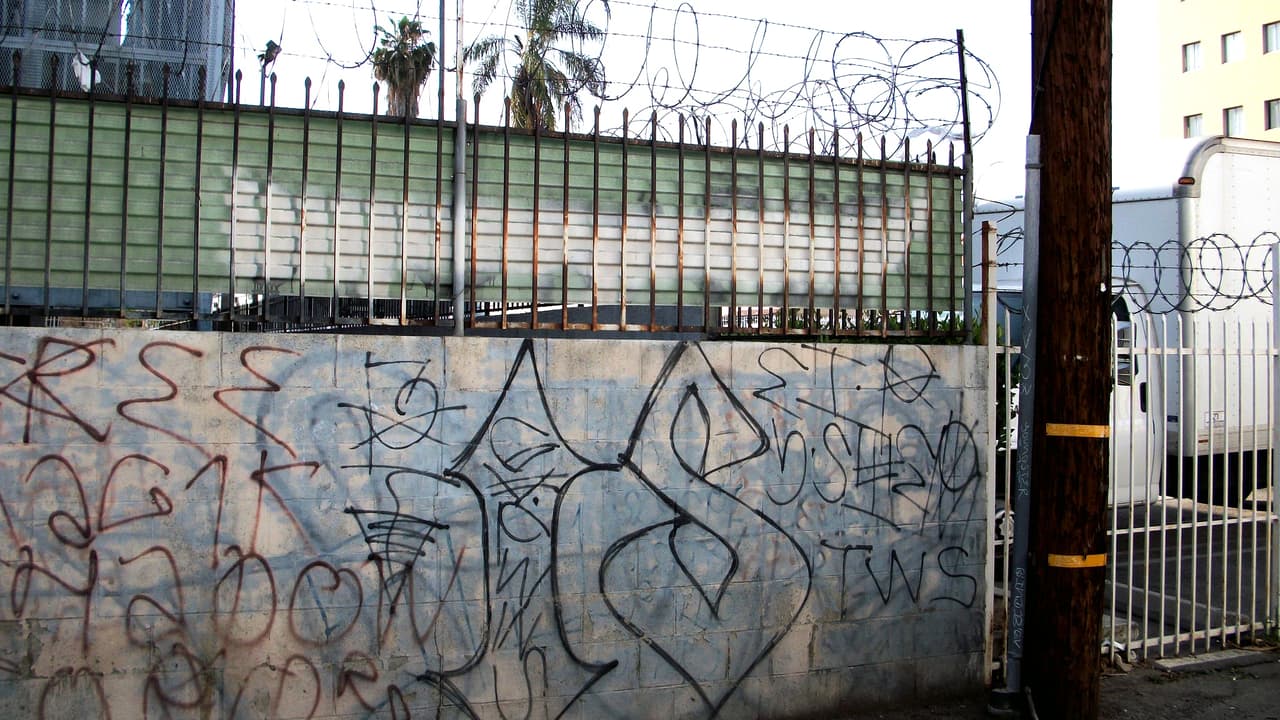 Asesinan a un joven a balazos en vecindario hispano de Los Ángeles disputado por pandillas