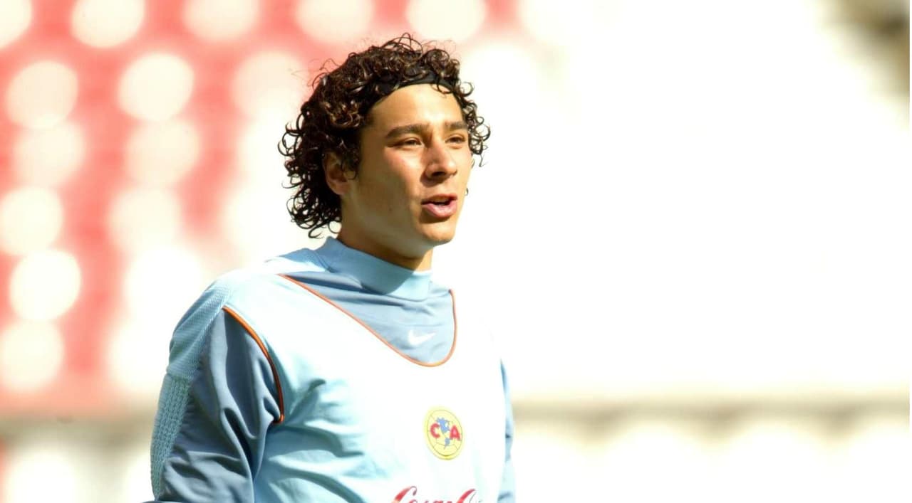 Desde el comienzo de su carrera, Guillermo Ochoa ha lucido una cabellera abundante aunque al principio un poco màs discreta que en los últimos años.