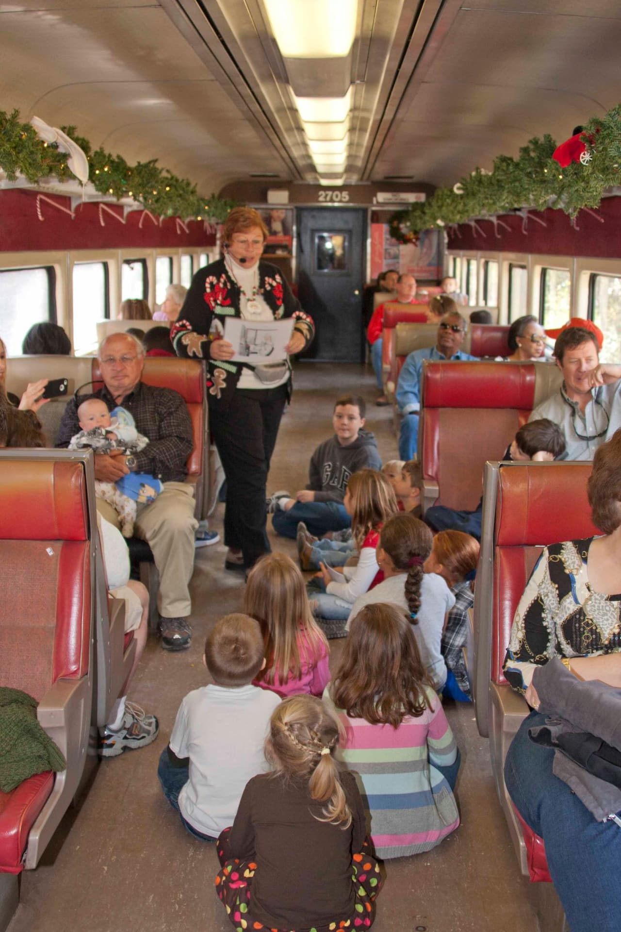 Los niños recibirán un cascabel de Blue Ridge Scenic Railway, un bastón de caramelo, un paquete de actividades y mucho más.