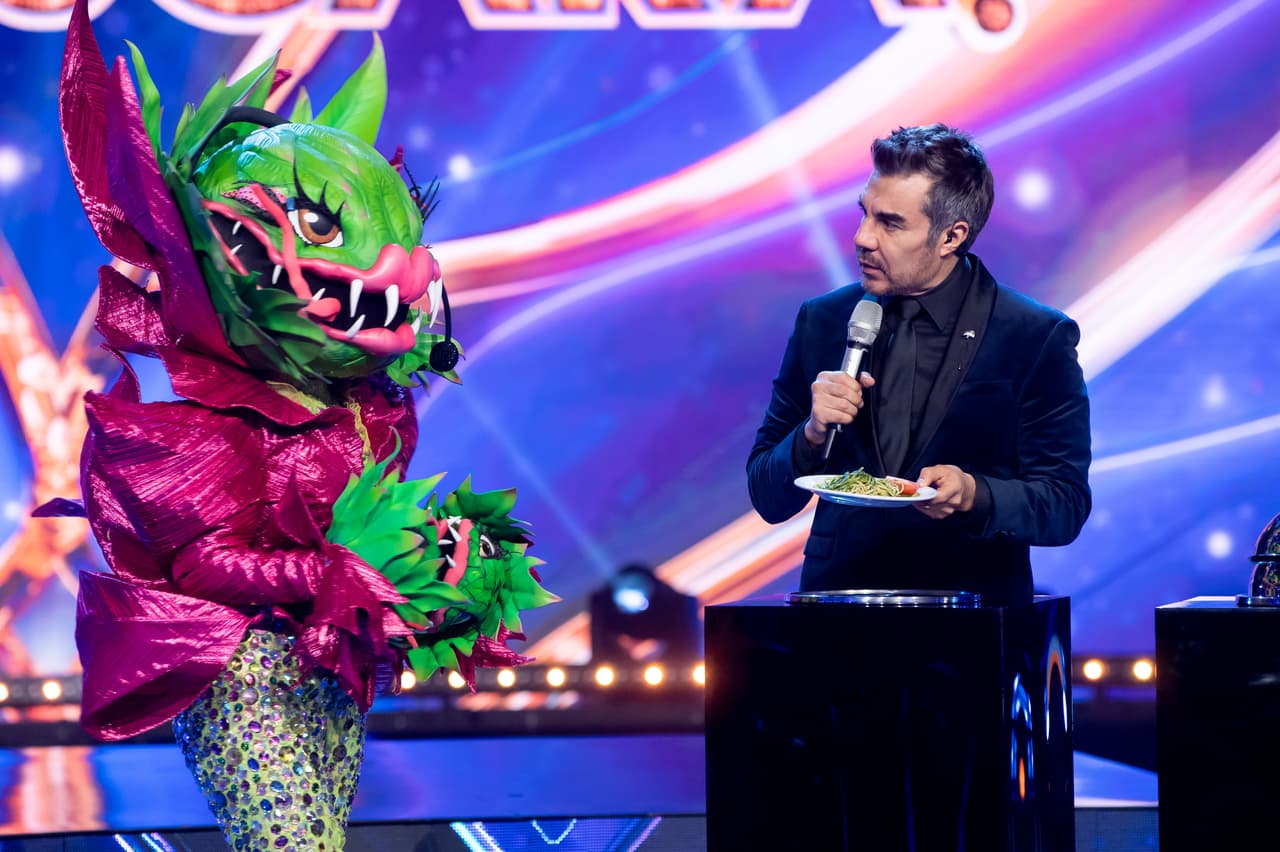 Cada personaje trajo un platillo para darle pistas a los 'investigadores' sobre su identidad. Carnívora llevó un spaghetti verde con una ensalada fría dulce, los cuales preparaba su abuelita.