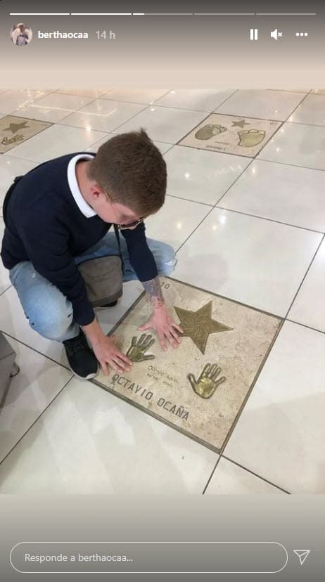 En ese lugar se encuentran las 
<b>huellas en bronce que plasmó en 2005</b> cuando tenía 7 años, en ese momento cautivaba con su carisma infantil en la 
<a href="https://www.univision.com/famosos/quien-era-octavio-ocana-benito-rivers-vecinos-como-murio">serie Vecinos</a>. 
<br>