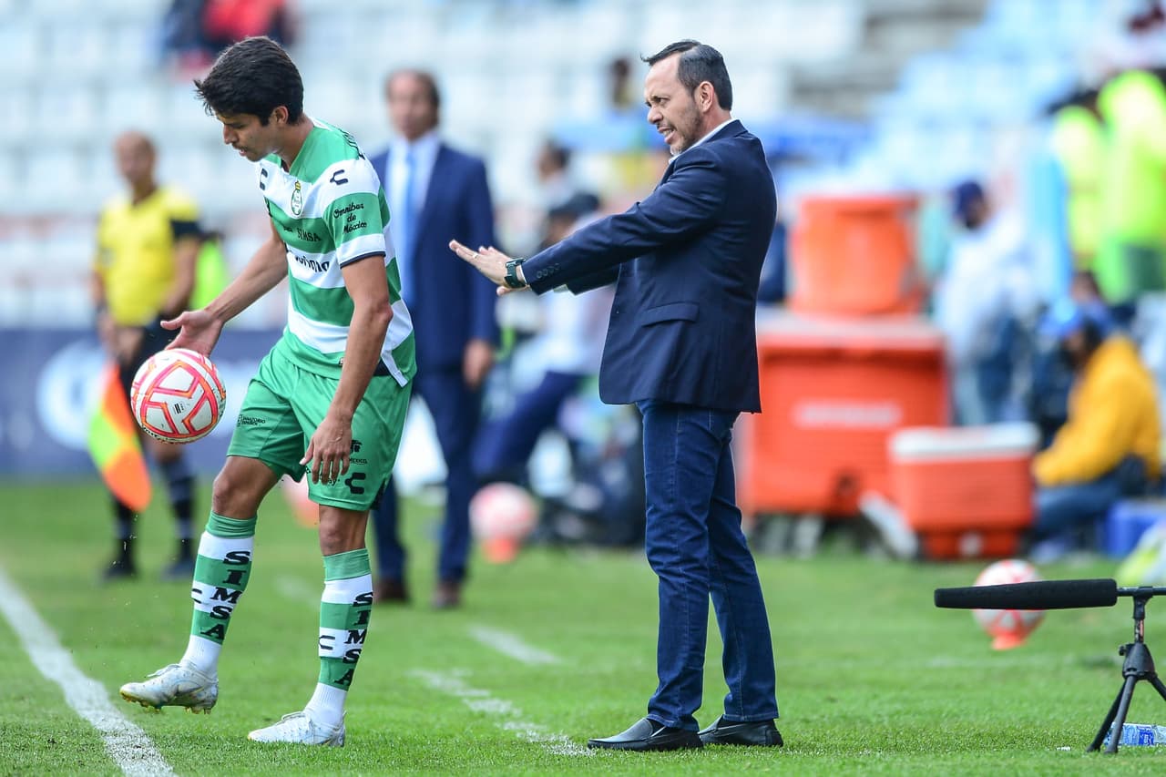 El estratega de los Guerreros tuvo que improvisar con Cervantes como central.