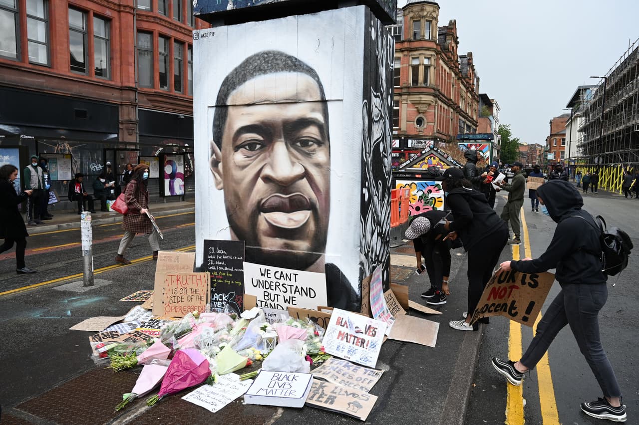 <b>Manchester, Reino Unido.</b> Un mural con el rostro de Floyd pintado en la zona donde se concentran los manifestantes. Fue realizado por 
<a href="https://www.instagram.com/akse_p19/?hl=en"><u>Akse</u></a>, un artista de graffiti local.