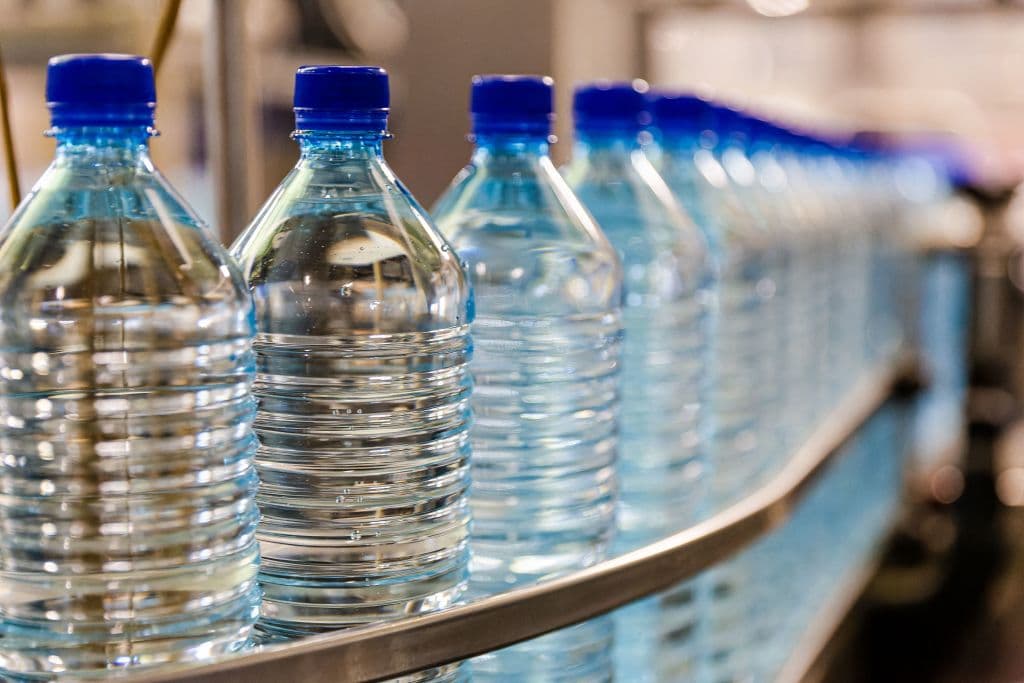Científicos hallan casi un cuarto de millón de partículas de nanoplásticos en botellas de agua: ¿pueden afectar nuestra salud?