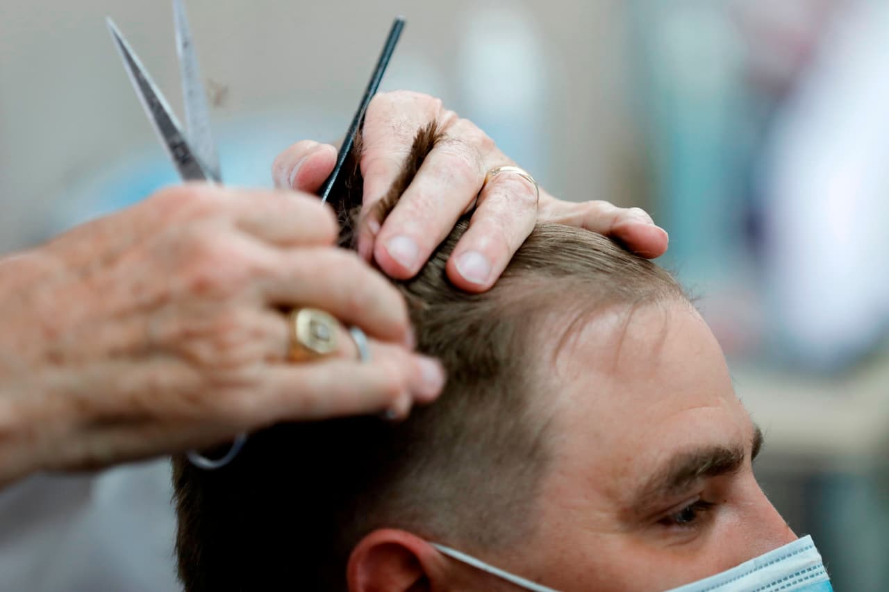 Mascarillas, guantes y mucho desinfectante: los requerimientos para cortar cabello en tiempos de coronavirus 