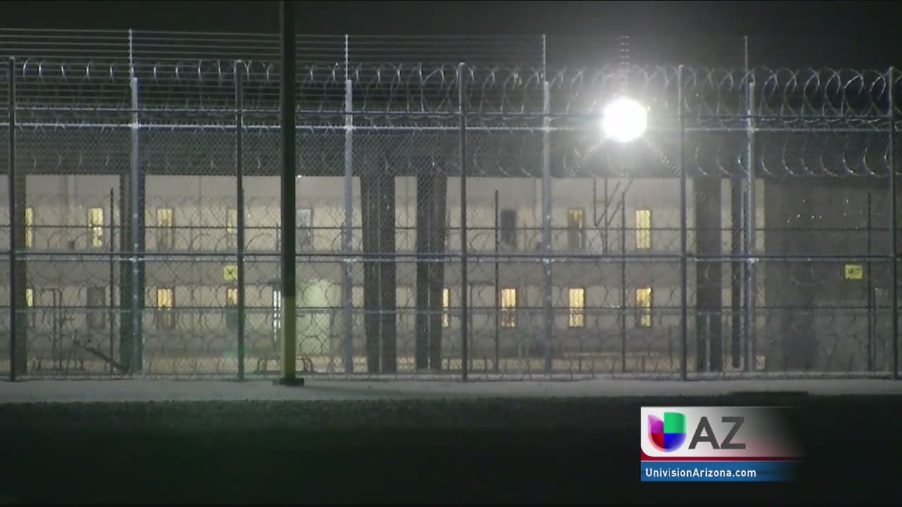 Activistas piden con una protesta pacífica el cierre del centro de detención en Eloy.