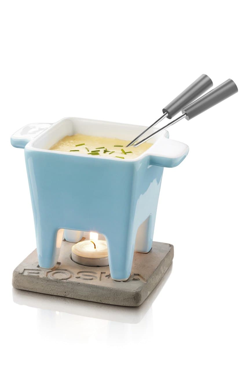 <b>Set para fondue:</b> son ornamentales (y se venden en montones de colores, materiales y diseños) y son básicos para preparar un plato mucho más sencillo de lo que imaginas. El fondue es un éxito asegurado en una reunión, uno de esos platos para compartir cuyo protocolo (trinchar el pan o un trozo de carne para sumerjirlo en una fuente de queso) es también un rompehielos. 
<b><a href="https://www.amazon.com/s?ie=UTF8&field-keywords=boska&index=blended">Boska</a></b>|$39.99 dólares