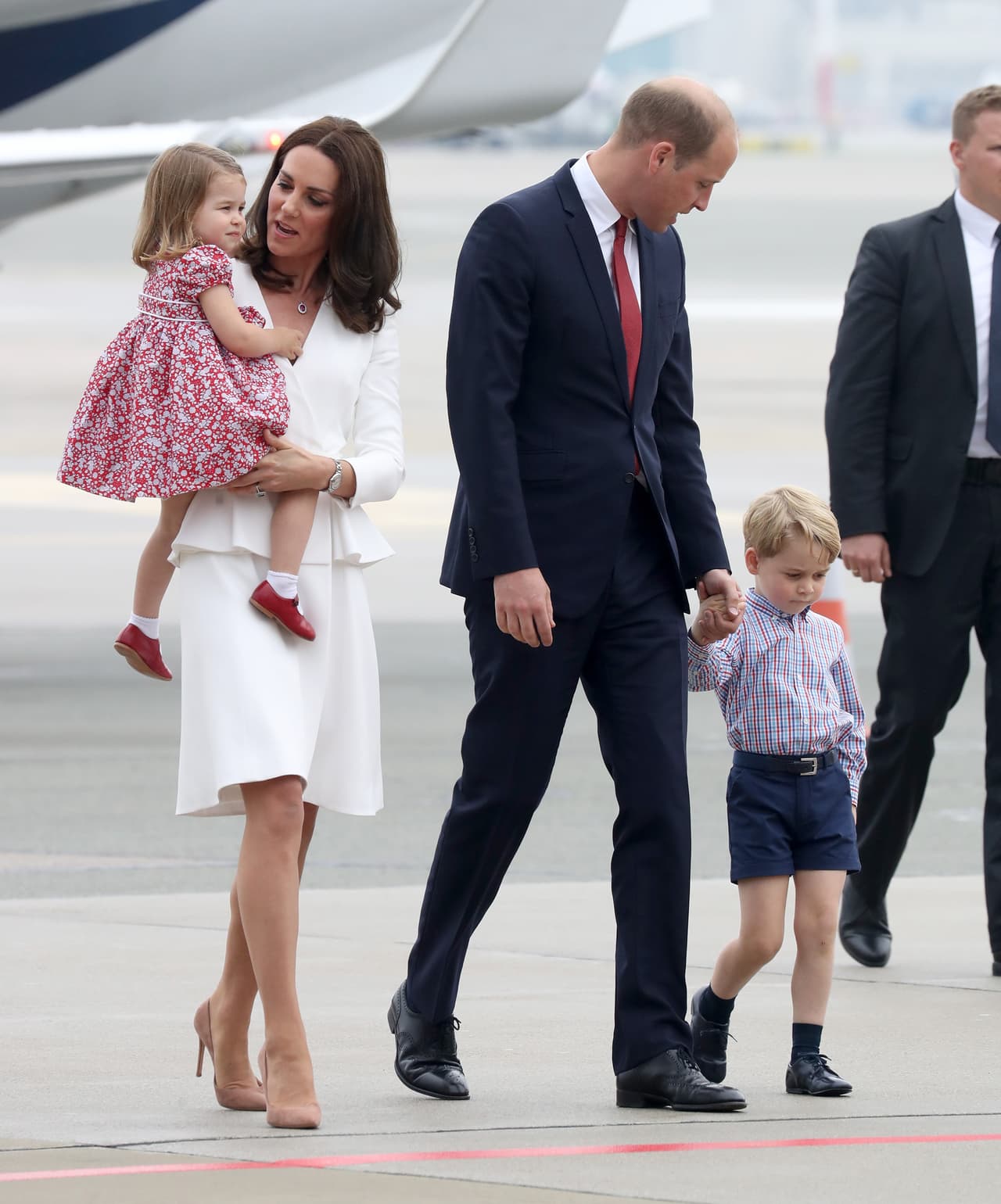 Mientras que la princesa Charlotte fue cargada en todo momento por su madre Kate Middleton.