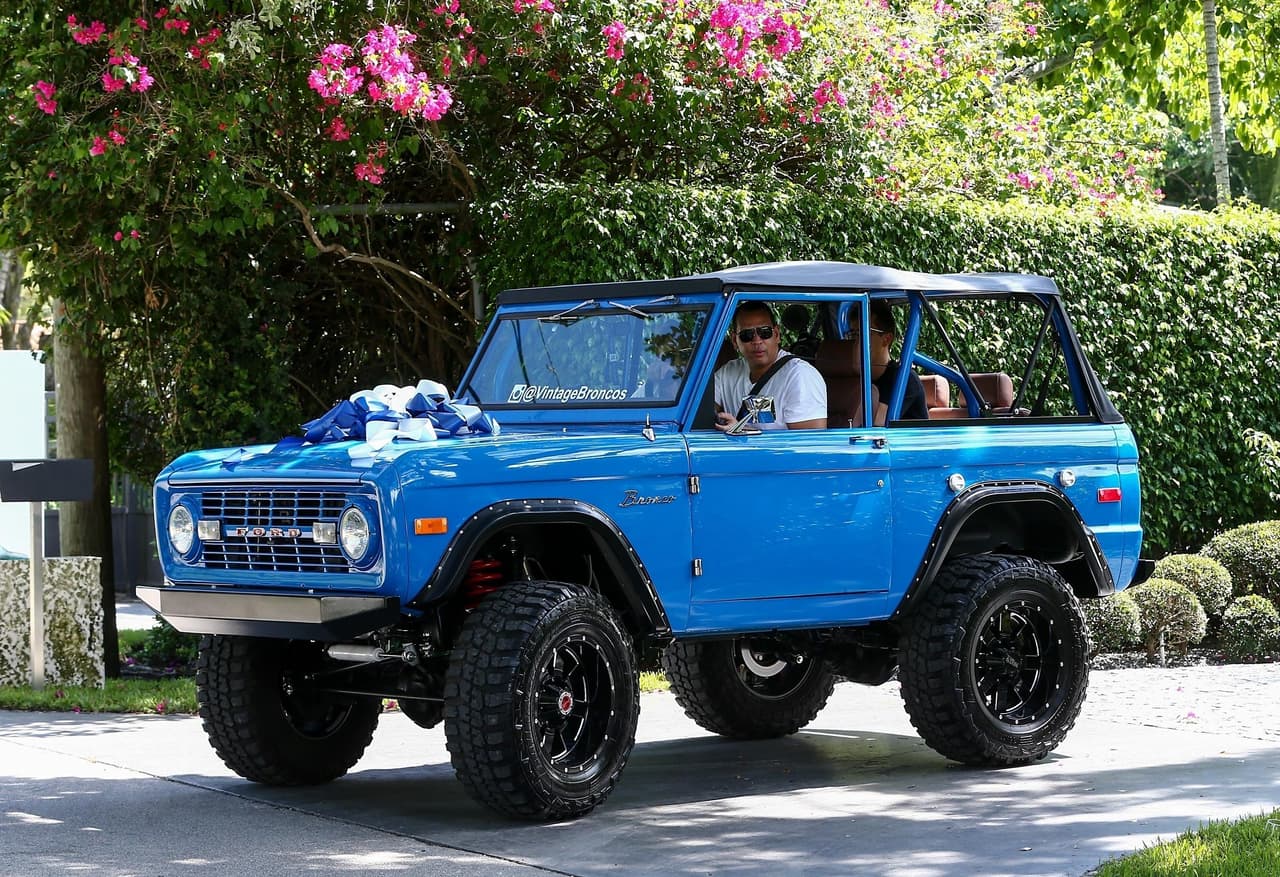 Por 
<b><a href="https://www.univision.com/famosos/jlo-sorprende-a-a-rod-con-un-increible-pastel-de-cumpleanos-en-pleno-concierto-y-clarissa-molina-lo-capto-todo-video">su cumpleaños 44, Alex Rodríguez</a></b> recibió esta camioneta Ford Bronco azul, modelo de 1974.