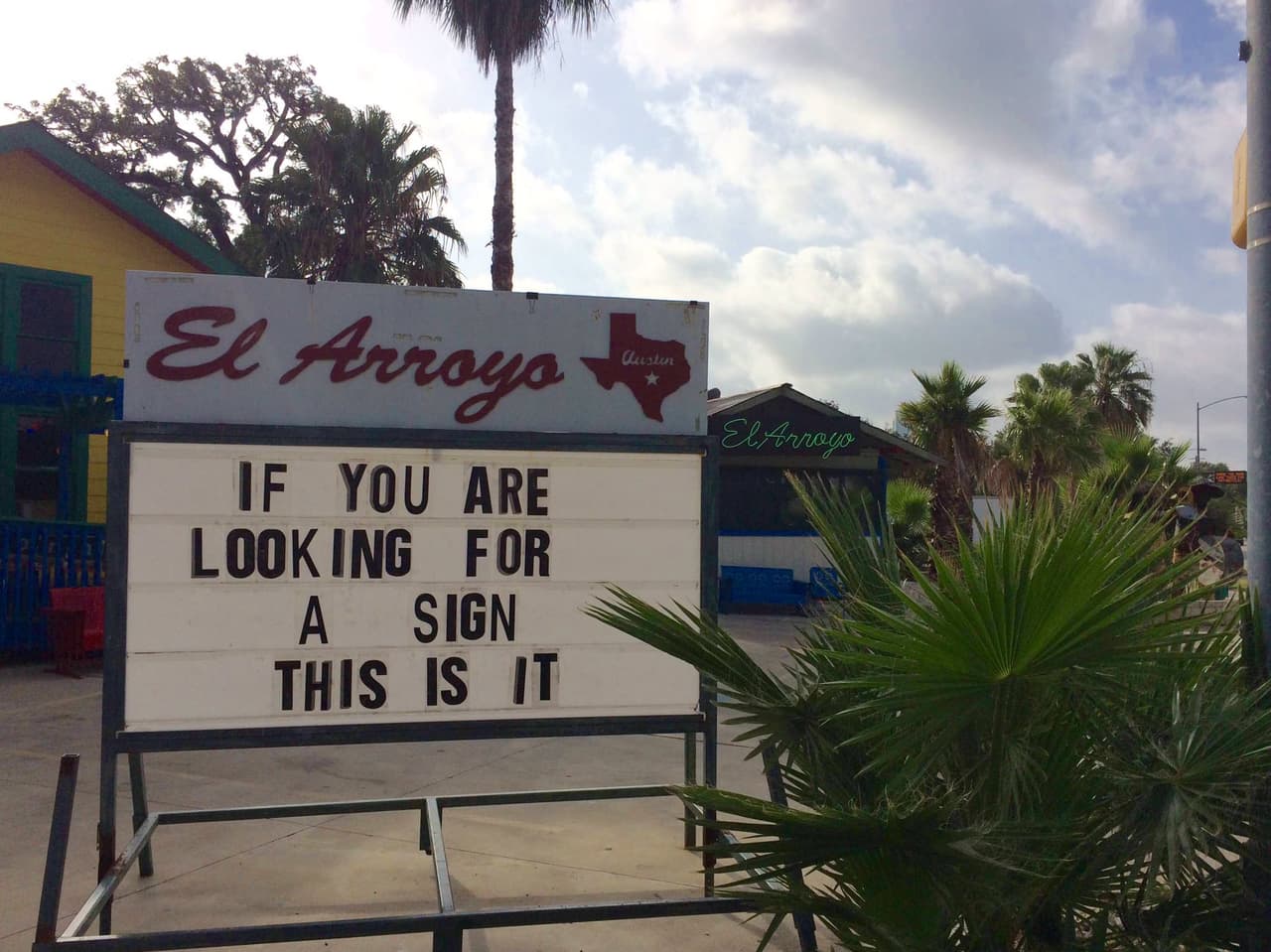 Los juguetones mensajes o bromas hacen referencia a la cotidianidad, el gusto por la comida y/o hechos actuales de cultura pop, política, deportes, conmemoraciones, naturaleza y hasta el clima.