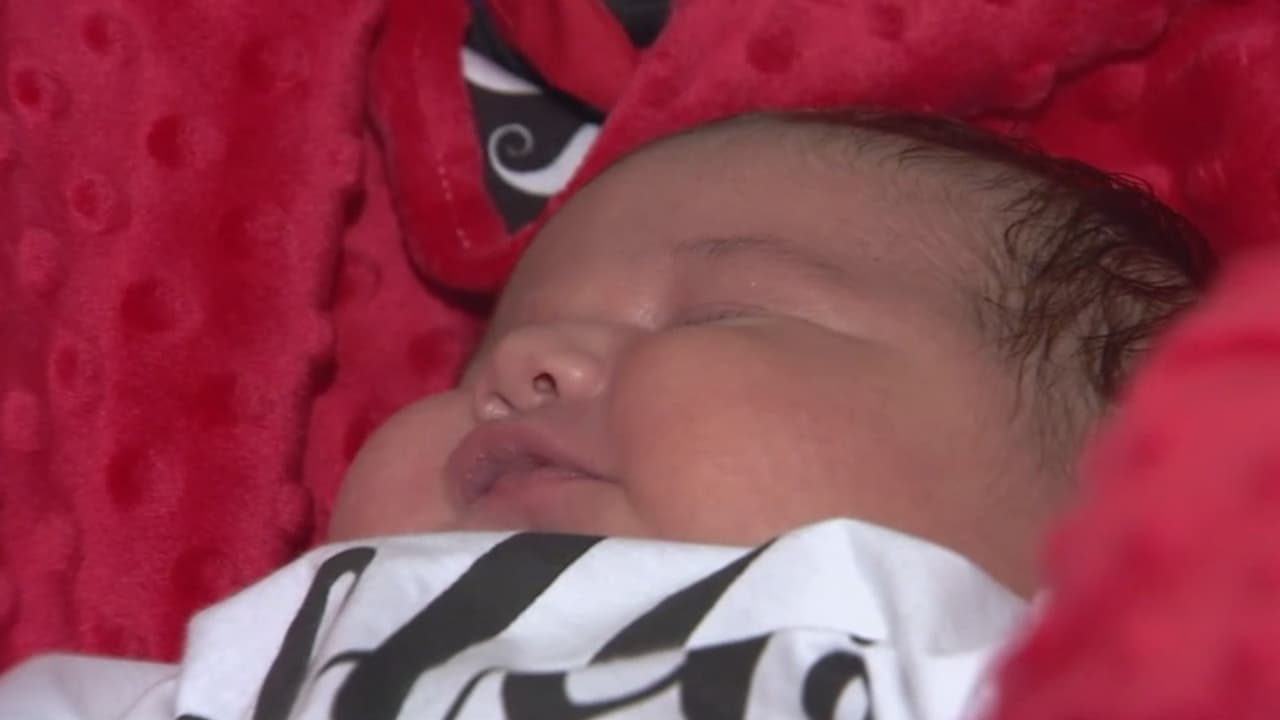 Madre en California da a luz a un bebé del tamaño de un niño de seis meses