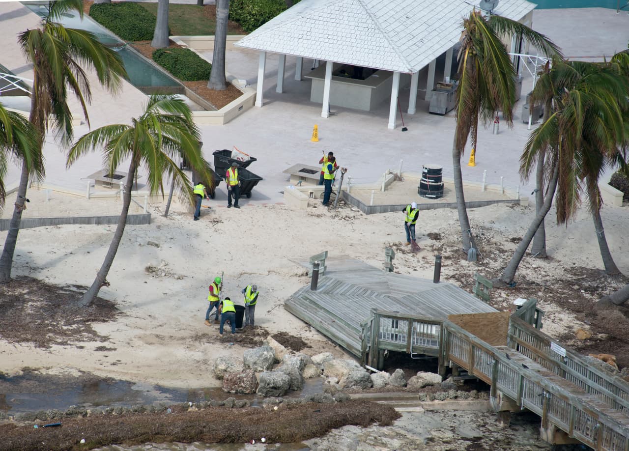 Los trabajadores de los Cayos de Florida han estado trabajando por largas jornadas para reconstruir y levantar las distintas zonas playeras. Levantar escombros, limpiar las carreteras, volver a sembrar ha sido algunas de sus tareas.