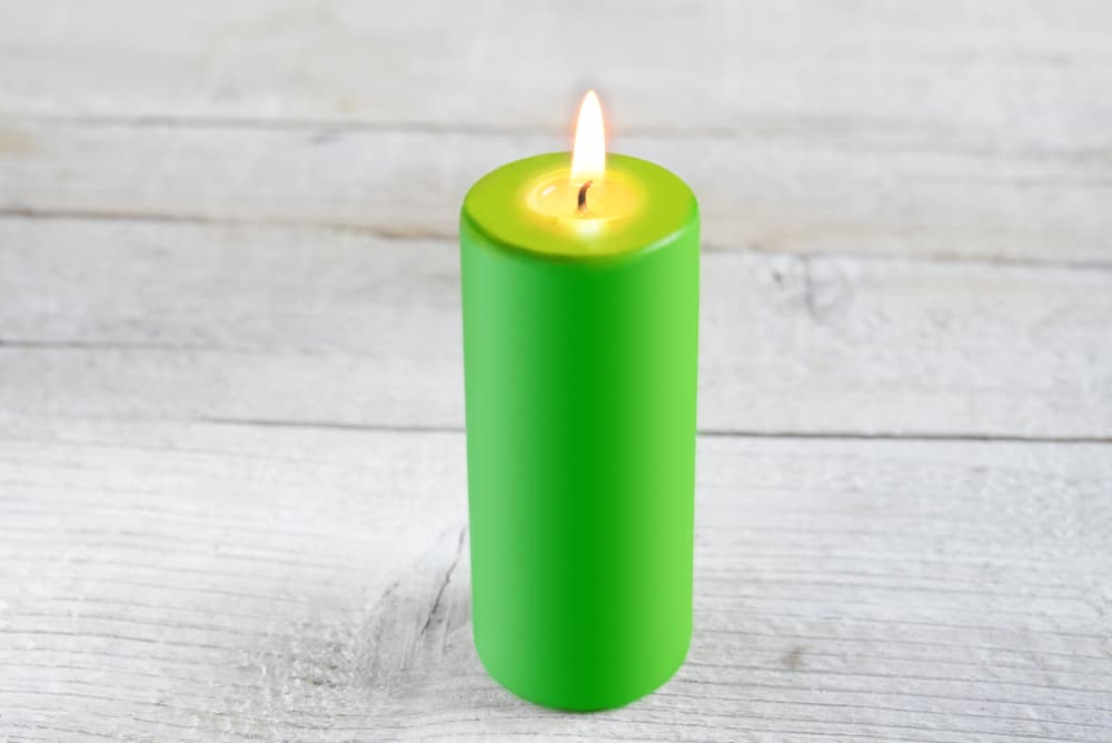 También puedes usar una vela de color verde y tres ramitas de incienso de sándalo. Por supuesto, harás toda la preparación indicada para los signos en general, y vestirte de rojo, no lo olvides.