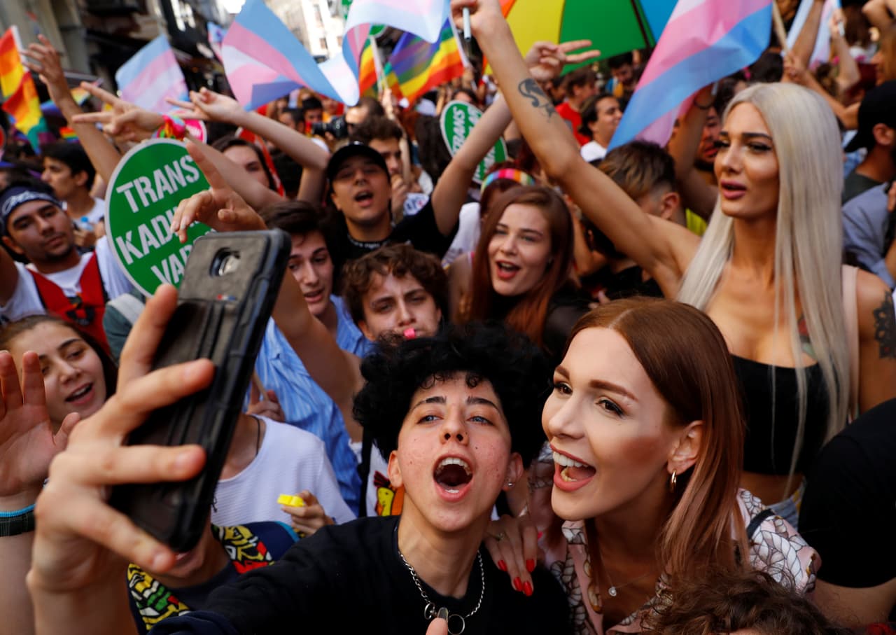 A pesar de que fue prohibida por el gobierno de Turquía, activistas de la comunidad LGBTQ marcharon en Estambul este domingo.