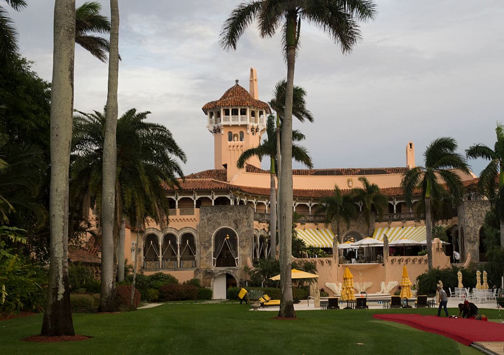 <b>Donald Trump, <i>Mar-a-Lago.</i> </b>La dueña original de esta mansión de Palm Beach, Florida, Marjorie Merriweather Post, creyó que podía ser una buena casa de invierno para los presidentes por lo que donó la casa al Gobierno Federal en 1973. Donald Trump compró la mansión de 93 años en 1985 y fue su residencia hasta 1995 cuando la convirtió en un club privado.