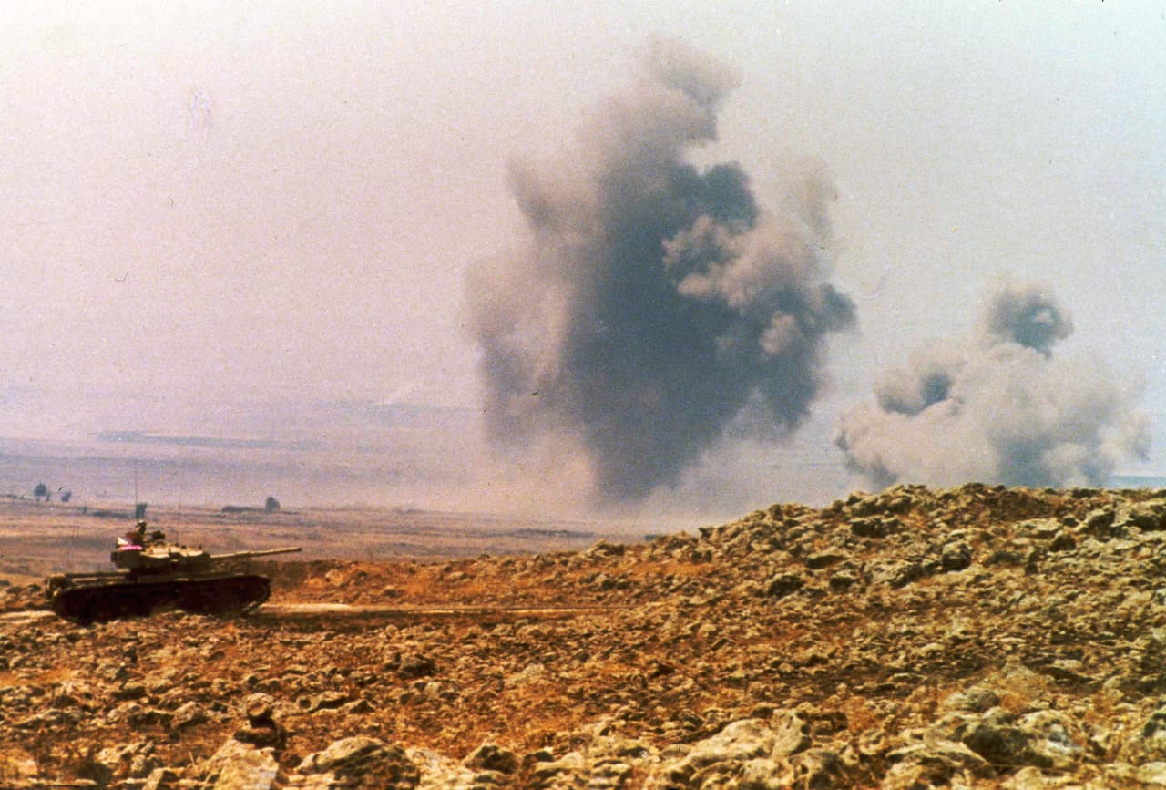<b>Un tanque israelí dispara contra las fuerzas árabes en Siria.</b> Con este ataque israel tomó el control de los Altos del Golán, un zona estratégica por los recursos de agua que tiene en una zona desértica.
