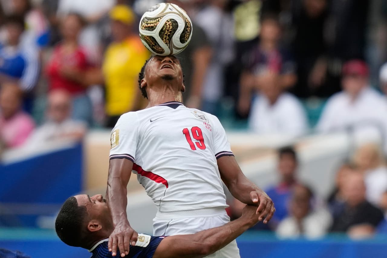 Ollie Watkins (19) de Inglaterra cabecea el balón disputado por Maxence Lacroix (26) de Francia durante el partido por el tercer puesto de la Copa Mundial entre Francia e Inglaterra en Miami Gardens, Florida, el sábado 18 de julio de 2026.