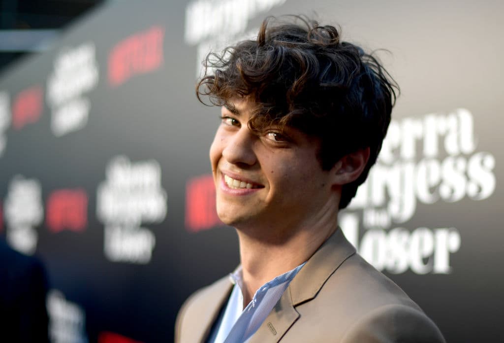 Se trata de Noah Centineo, quien ha declarado en varias entrevistas que la intéprete de 'Survivor' es su amor platónico.
<br>