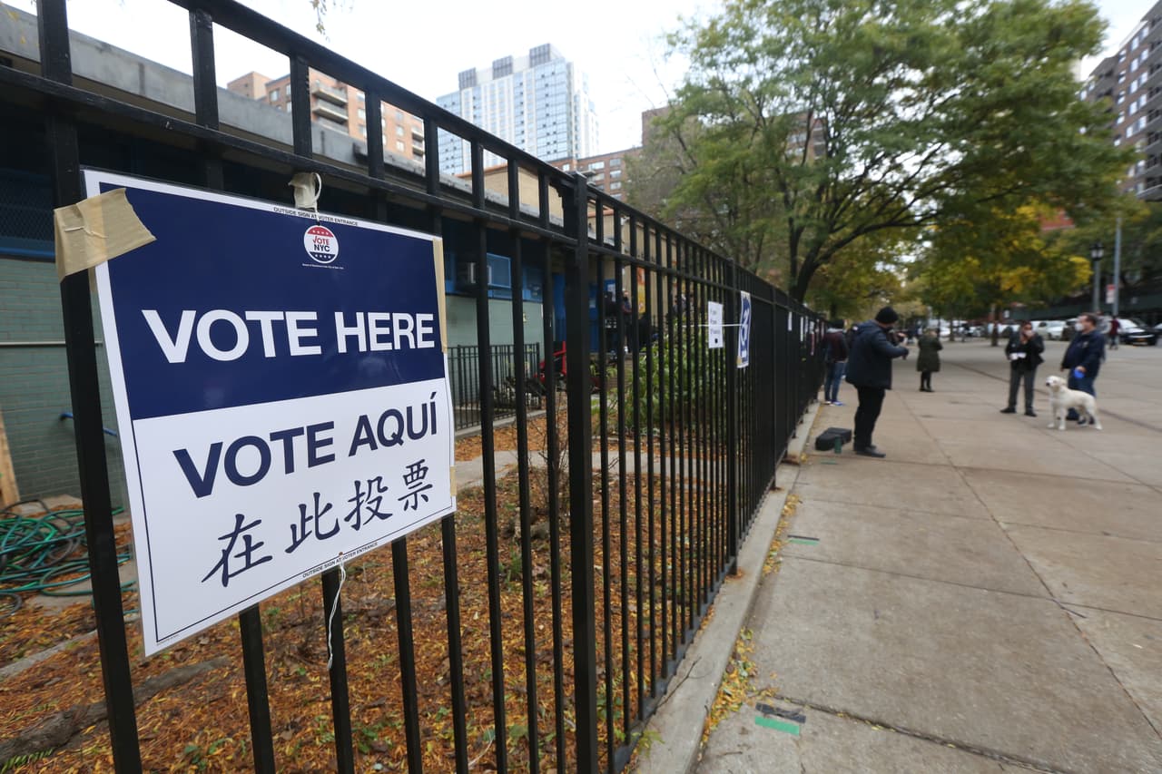 Desde el sábado 24 de octubre, los neoyorquinos salieron a sufragar durante el periodo de voto anticipado. Se puede observar la entrada de la escuela PS 163 en la calle 97 Oeste en el Upper West Side el 3 de noviembre casí sin votantes.