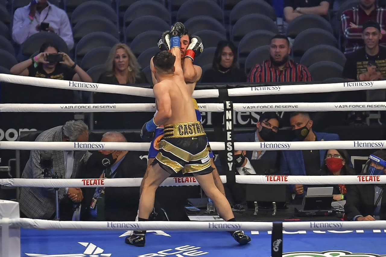 Aficionados disfrutan de las peleas previas al evento estelar entre Saú el 'Canelo' Álvarez y Billy Joe Saunders.