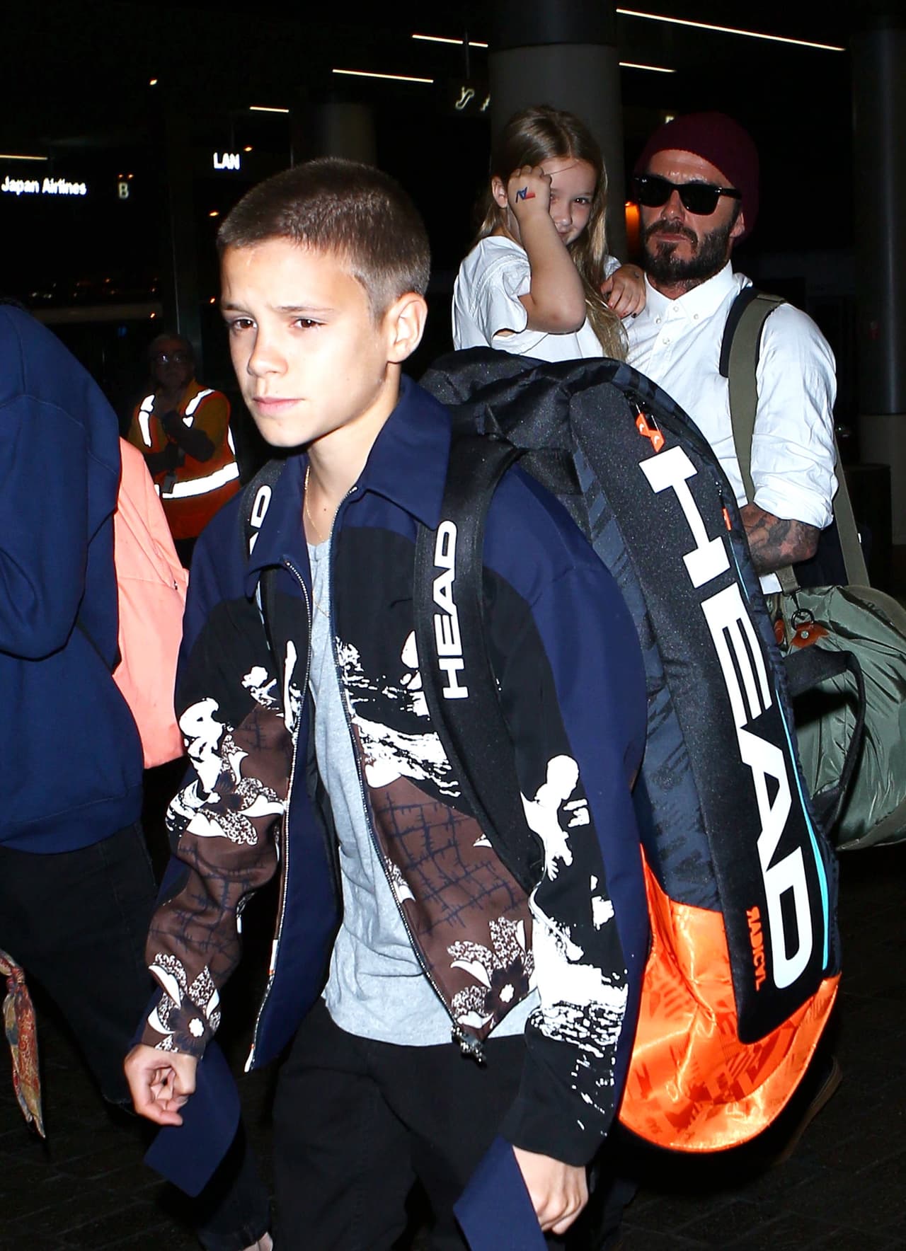 Sus hermanos intentaban cubrirla de los paparazzi.