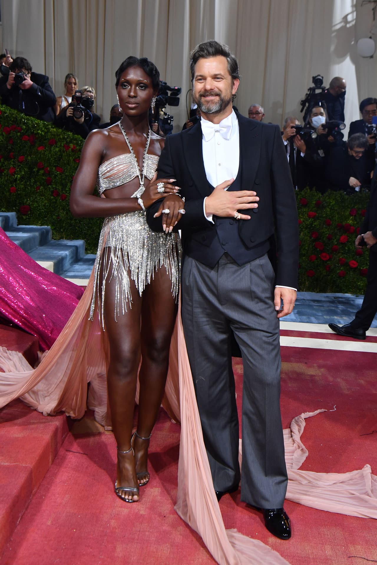 <b>Joshua Jackson y Jodie Turner-Smith</b>
<br>La pareja, que comparte su vida en matrimonio desde 2019, suele derrochar estilo en cada alfombra roja que desfilan juntos. La actriz impactó con un brillante diseño Gucci, mientras que el actor de ‘Dawson’s Creek’ también lució un traje de la casa de moda italiana.